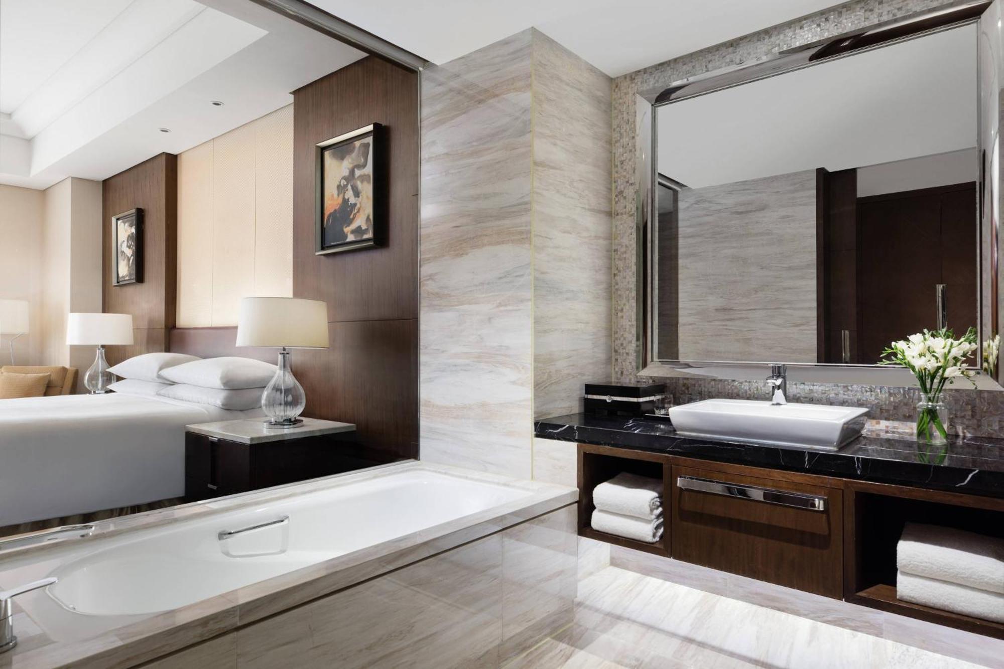 Shanghai Marriott Hotel Pudong East - Only A 30 Minute Drive From Disney Buitenkant foto